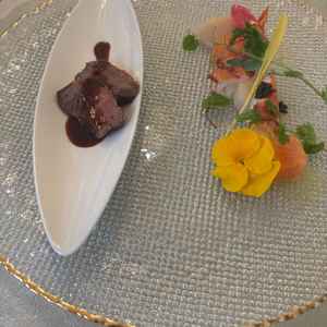 出来立てが提供され、味は間違いないと感じた。盛り付けもきれい。