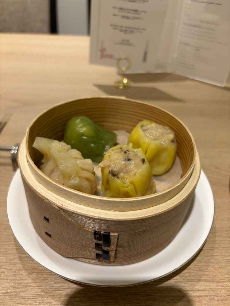 点心。結婚式の料理なのでおしゃれな中華料理だった。