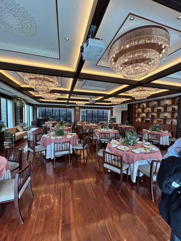 披露宴会場の写真。3面ガラス張りでテラスもあり明るさも素敵でした。