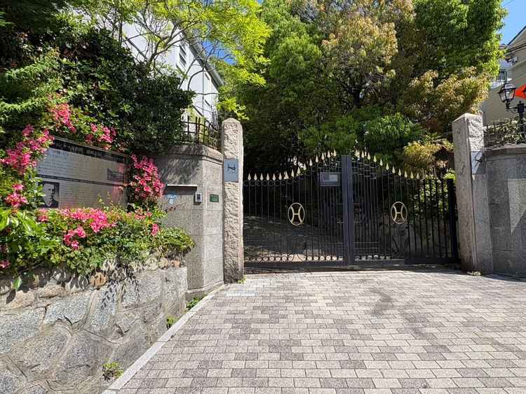 素敵な門！非公開の異人館というだけでワクワク！ハンターさんの歴史も書いてあって、歴史をより感じられた