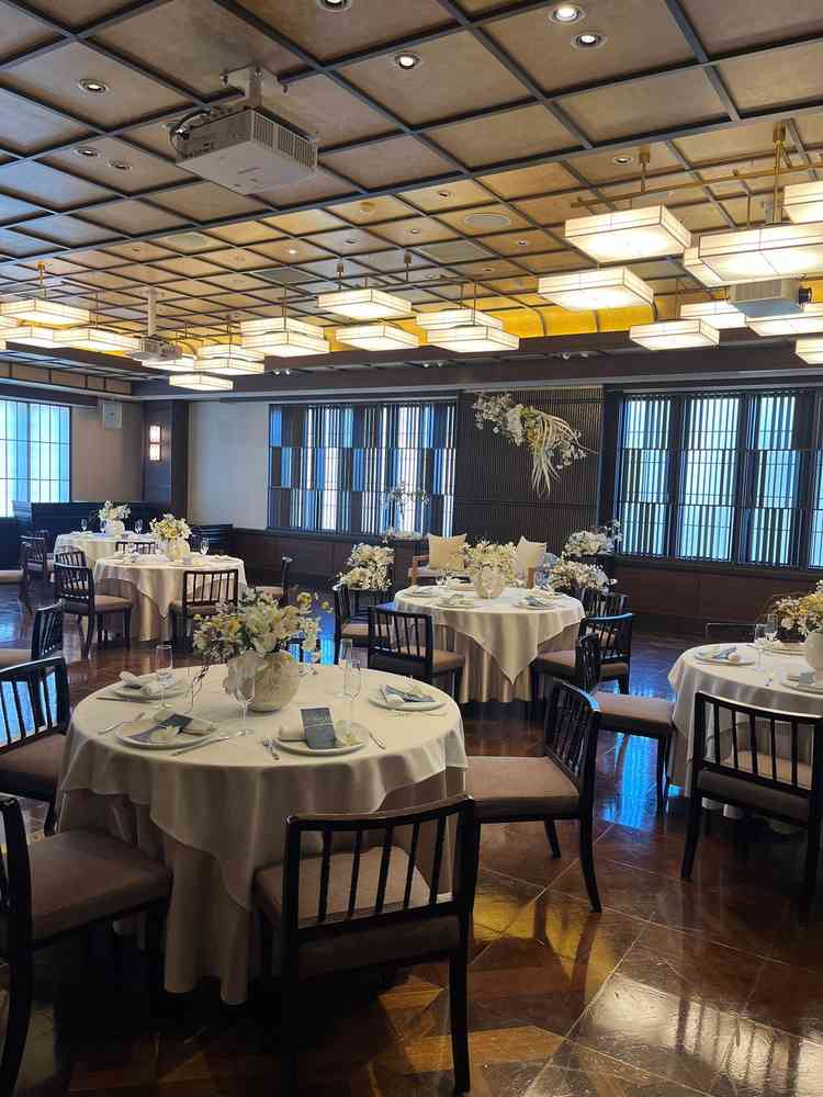 披露宴会場の写真。モダンで落ち着きが感じられた。