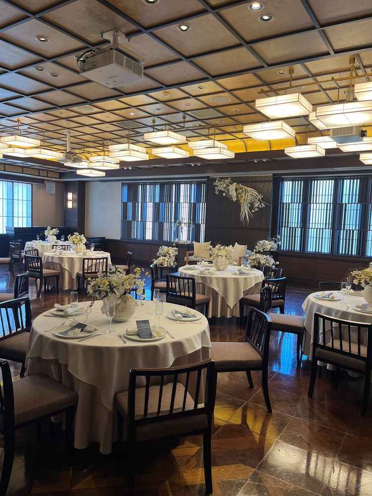 披露宴会場の写真。モダンで落ち着きが感じられた。