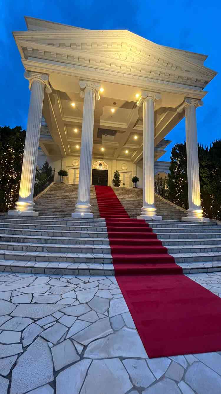 とってもおっきい迫力のある階段で、宝塚の気分でした。