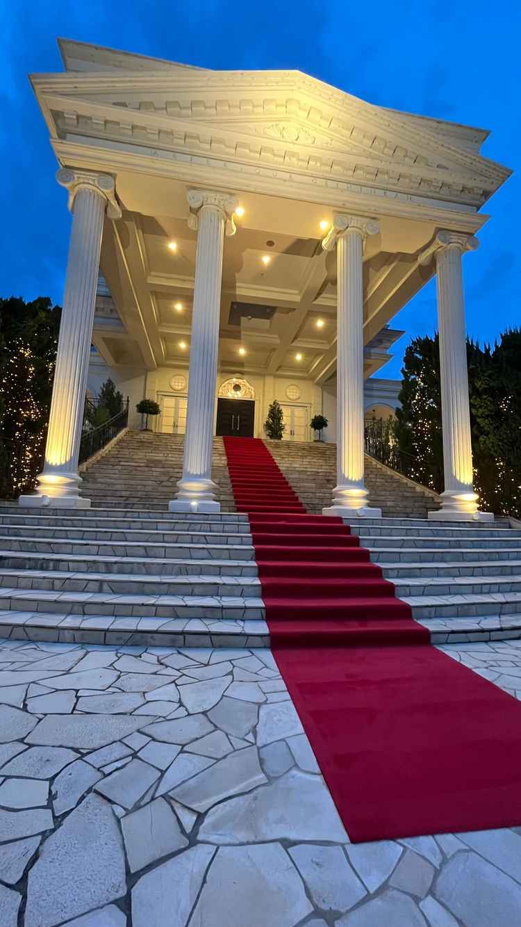 とってもおっきい迫力のある階段で、宝塚の気分でした。