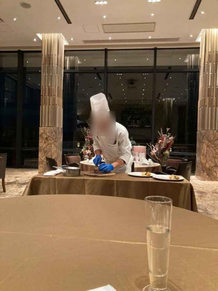 試食会ではシェフが特別に、料理の盛り付けを目の前で行って下さいました。