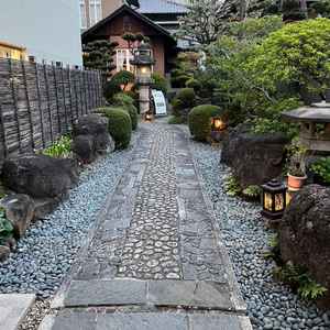 門から玄関まで石畳の通路で通路の脇には黒色の大きな石や登廊など並んでいて日本庭園の雰囲気でした。