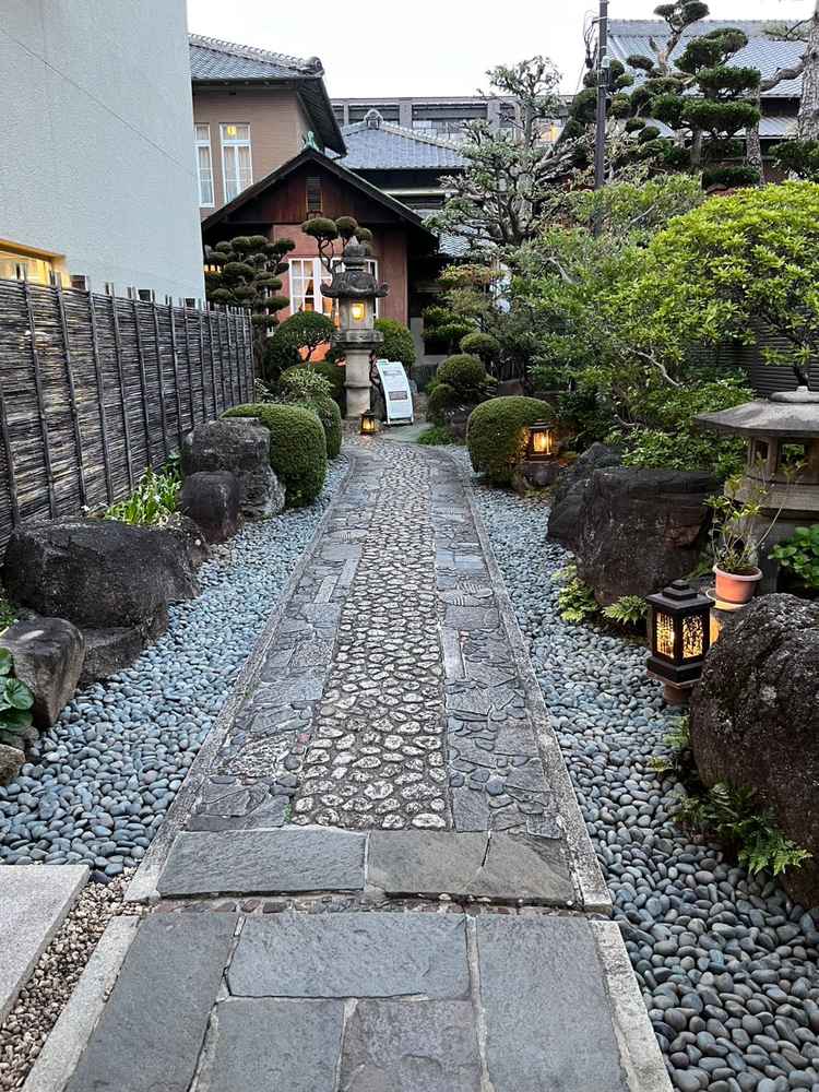 門から玄関まで石畳の通路で通路の脇には黒色の大きな石や登廊など並んでいて日本庭園の雰囲気でした。