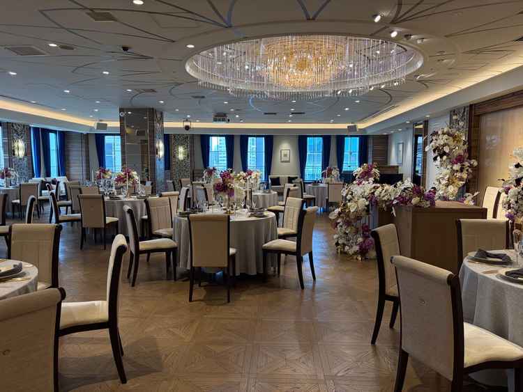 4会場ある内の1つの披露宴会場です。シャンデリアがあり華やかにしたい方に1番人気の会場とのことです。