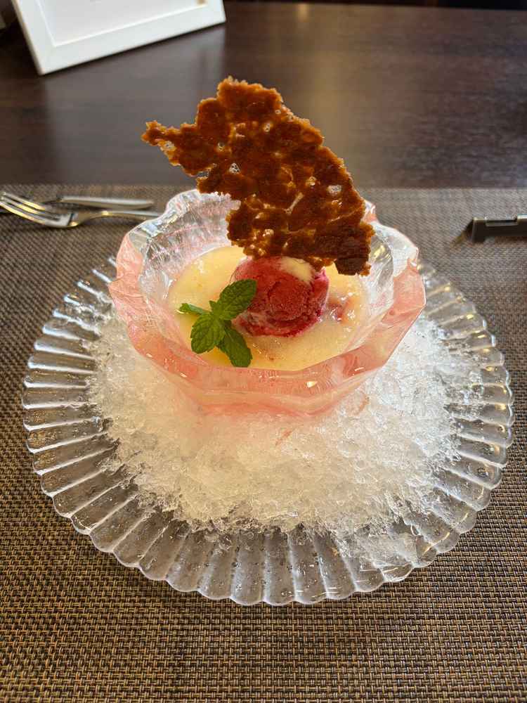 試食会のごはん全部美味しかったです。写真の桃のスイーツはグラスまで氷でとっても拘っていて魅力的