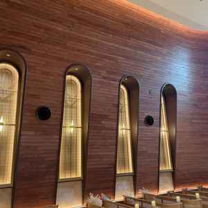 木目の壁と座席の雰囲気