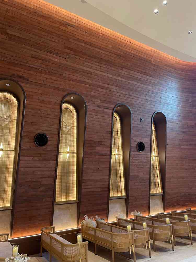 木目の壁と座席の雰囲気