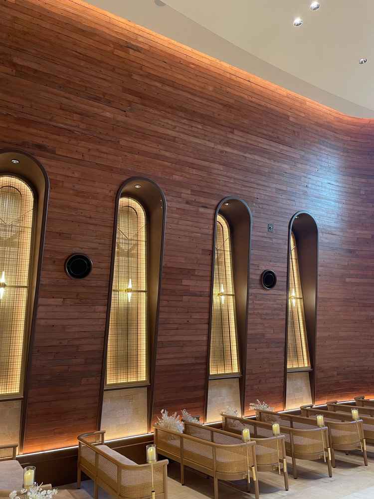 木目の壁と座席の雰囲気