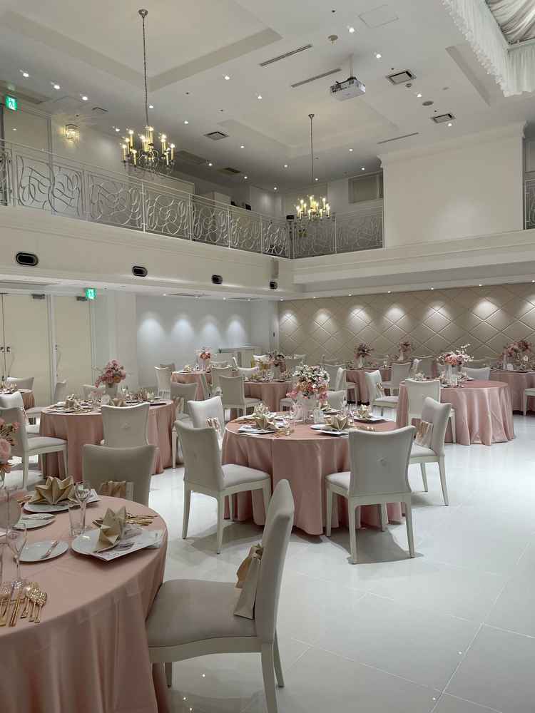 披露宴会場。2段になっていてとても綺麗。白基調のためコーディネートしやすそう。