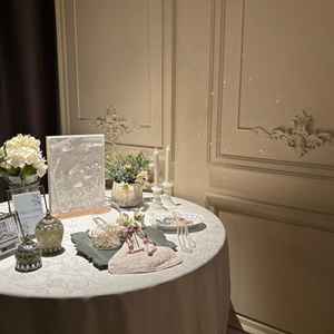 パーティー会場前のウェルカムスペース。お城のような壁は、アンティーク調やキラキラの小物が似合います。