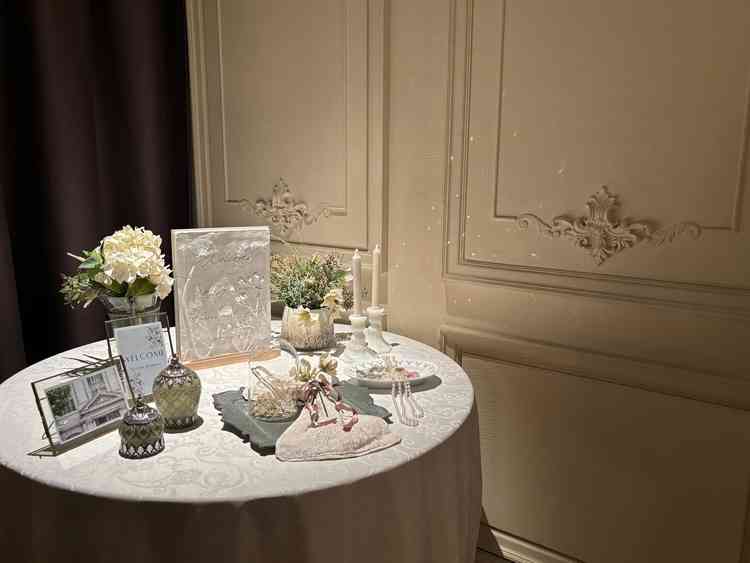 パーティー会場前のウェルカムスペース。お城のような壁は、アンティーク調やキラキラの小物が似合います。