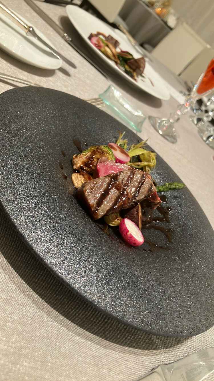 フィレ肉とサーロインどちらも上質な肉で、シェフのこだわりを感じる一品