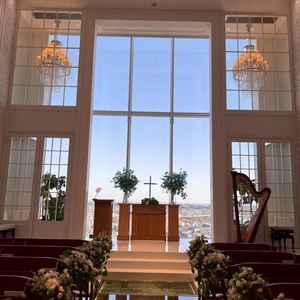 空が綺麗に見えるチャペルで、天井が高く、開放感がある。チャペルに入った瞬間、圧倒された。