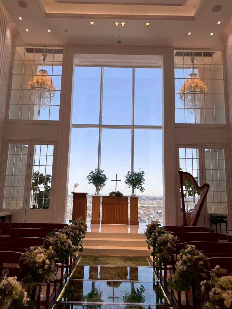 空が綺麗に見えるチャペルで、天井が高く、開放感がある。チャペルに入った瞬間、圧倒された。