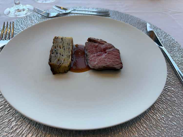 トリュフ料理とお肉料理をいただきました。ご挨拶に来てくださったシェフの方がとても優しかったです。