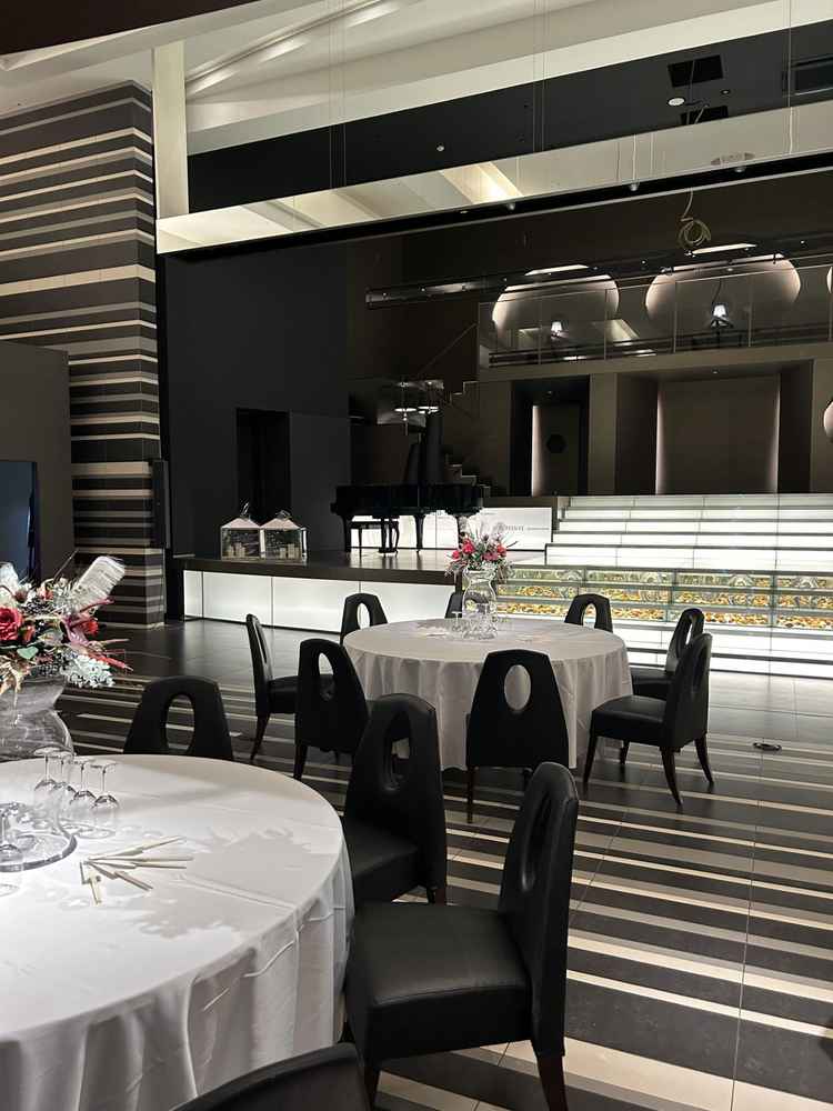 披露宴会場のザ・エディー。ホテルライクな印象ながらもモダンな印象を与えてくれる。