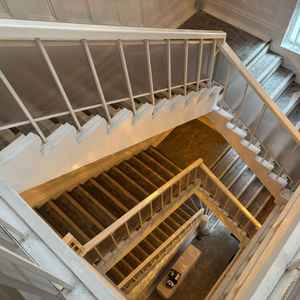 建物内の階段部分の写真。床の石は当時から使用している箇所もあり雰囲気がありました。