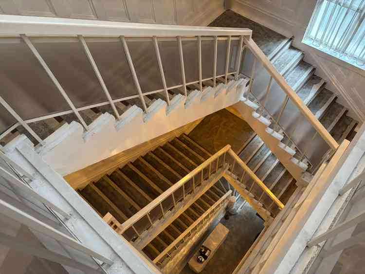 建物内の階段部分の写真。床の石は当時から使用している箇所もあり雰囲気がありました。