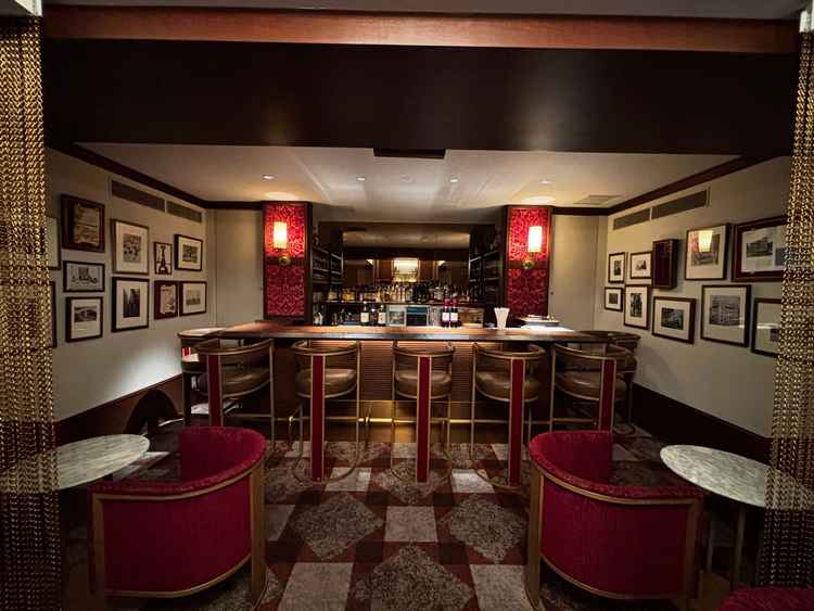 中に入ってからバーです。元々は金庫だったとか。何年経っても、記念日に訪れるご夫婦も多いそうです。