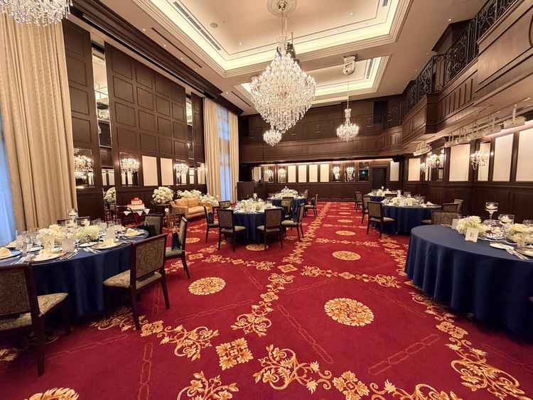 披露宴会場は赤い絨毯と大きなシャンデリアが特徴的でした。