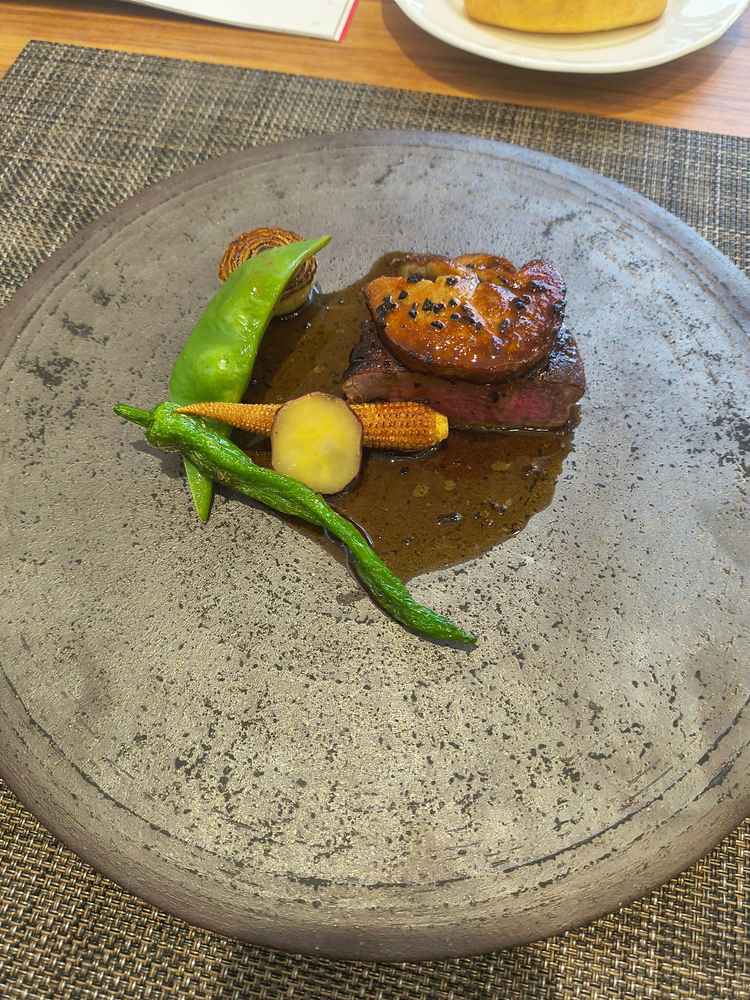 試食のお肉とフォアグラです。美味しかったです。