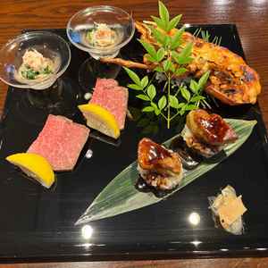 試食の写真。フォアグラのお寿司が美味しかったです。