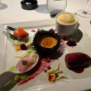 無料の試食がついており、特に右上のスープは目の前でムースを乗せる演出があり、よかった。