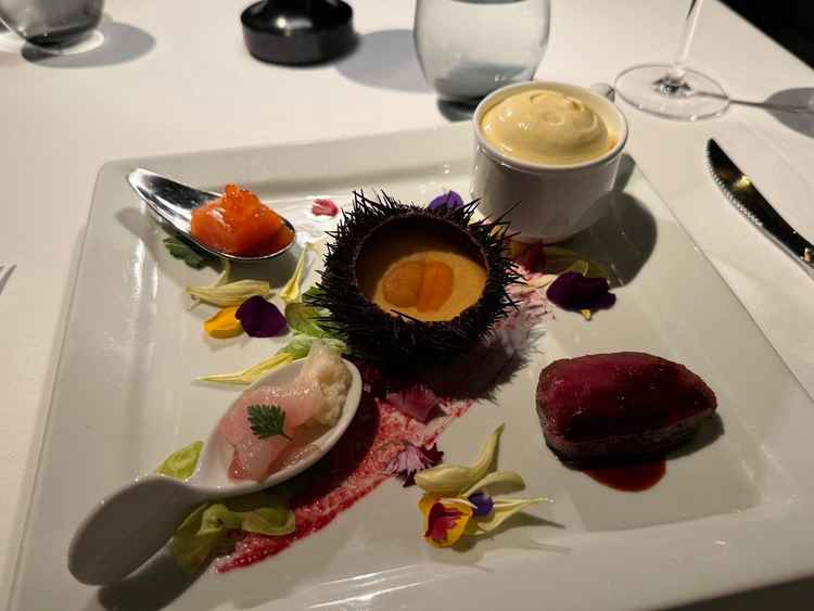 無料の試食がついており、特に右上のスープは目の前でムースを乗せる演出があり、よかった。