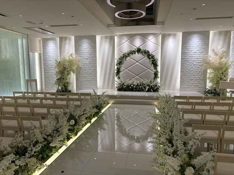 バージンロードは大理石でできているため、光や装花を綺麗に反射してくれておりとても綺麗に感じた。