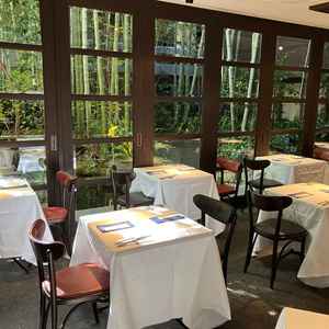併設レストランのダイニング。ここで会食することに決めました。