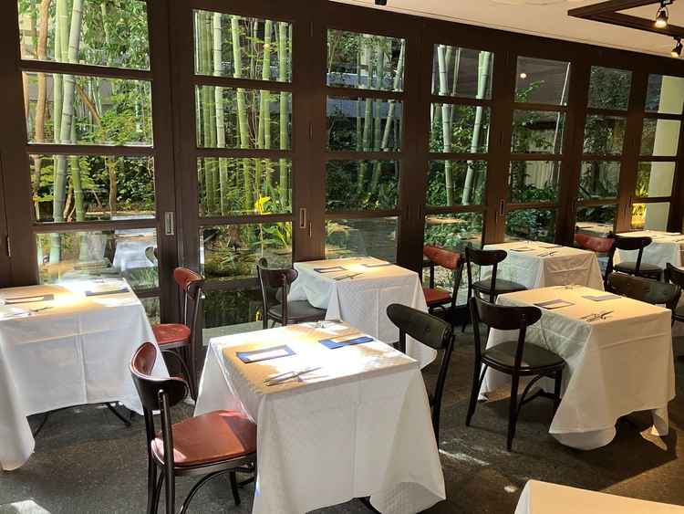 併設レストランのダイニング。ここで会食することに決めました。