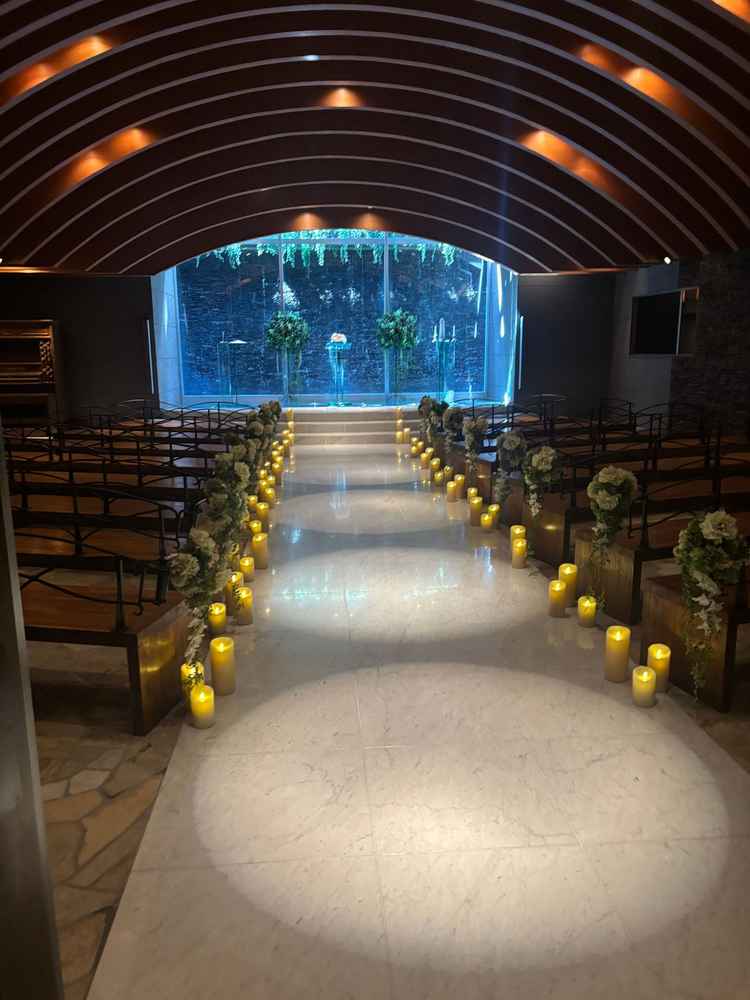 ゲストがゆったりと過ごせる配置、水が流れる背景に青が映えドレスが綺麗に見えると説明いただきました。