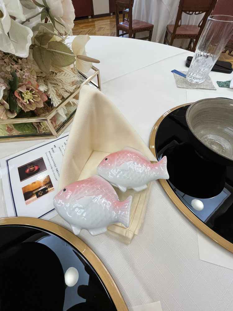 出汁が沁みたご飯だけではなく、こだわりの白ごはんも出してくださった。鯛の器に入っていた。
