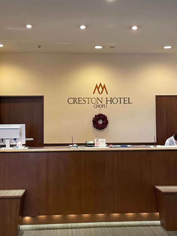 ホテルフロント。フロント前にもスペースがあり、混雑は避けられそうだと感じた。