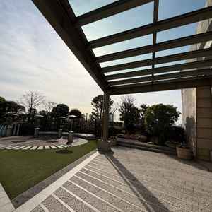 ガーデン。ここでフラワーシャワーを行う。雨がふってもできるよう屋根が設置されている。