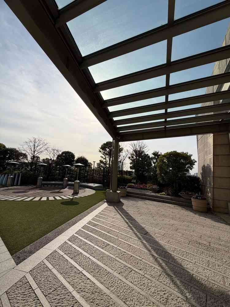 ガーデン。ここでフラワーシャワーを行う。雨がふってもできるよう屋根が設置されている。