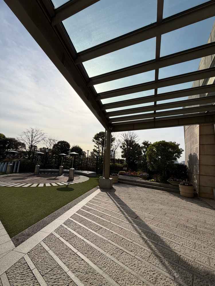 ガーデン。ここでフラワーシャワーを行う。雨がふってもできるよう屋根が設置されている。