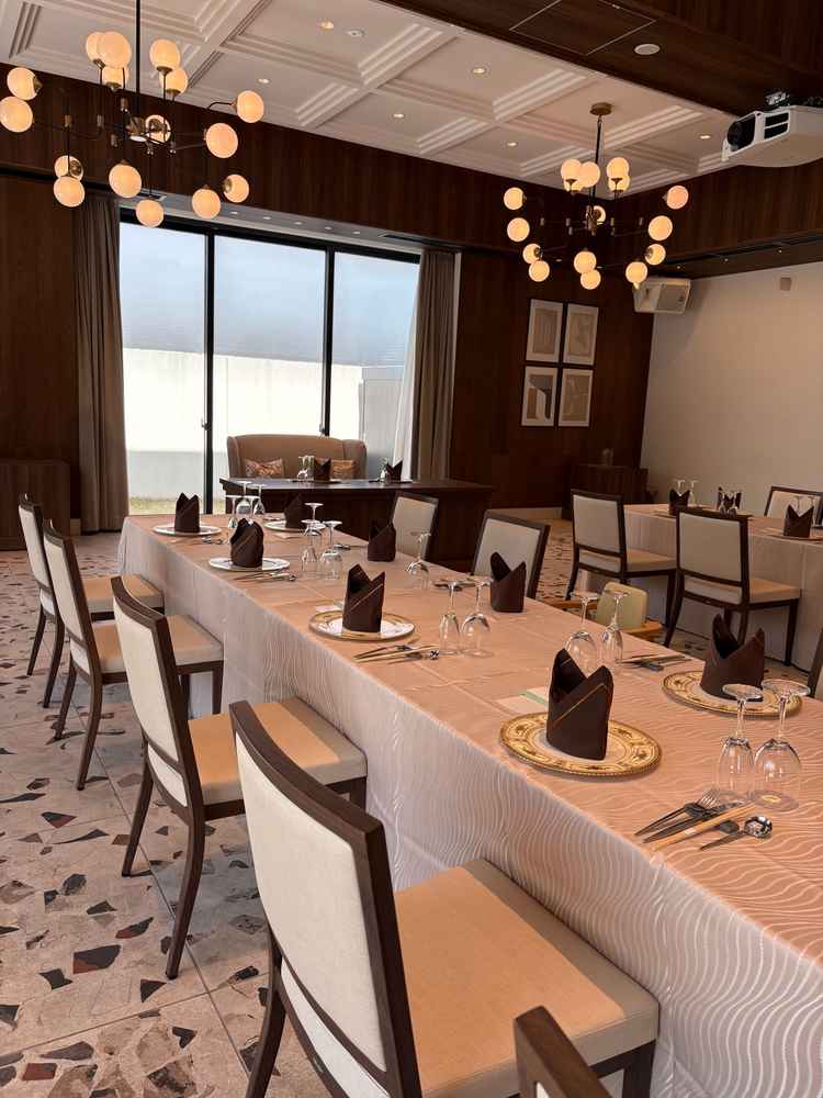 グリーンテラスは天井のライトもとても個性的で窓が大きいので光がたくさん入り自然と心が明るくなりました