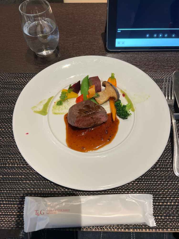 和牛のステーキは柔らかくて美味しかったです。野菜も産地にこだわりがある。