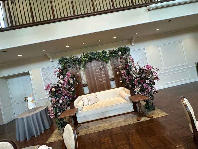 イギリス館。ソファと周りの花や背景が素敵でした