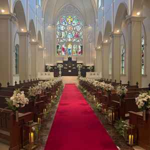 大きなステンドグラスが特徴のチャペル