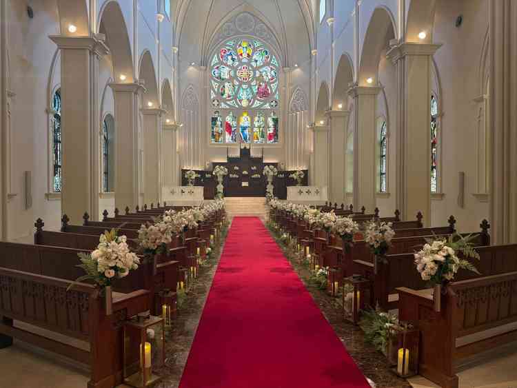 大きなステンドグラスが特徴のチャペル