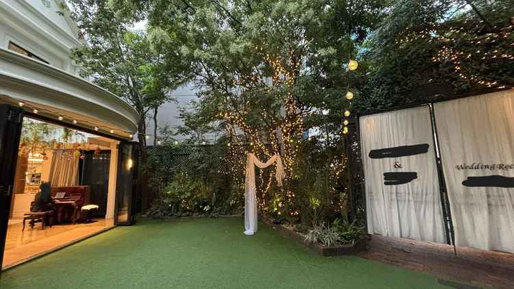 右側が式場入り口。左側が披露宴会場＋オープンキッチン。