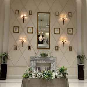 新郎新婦の席を撮ると鏡に反射してシャンデリアが見えるところがとてもキレイです。