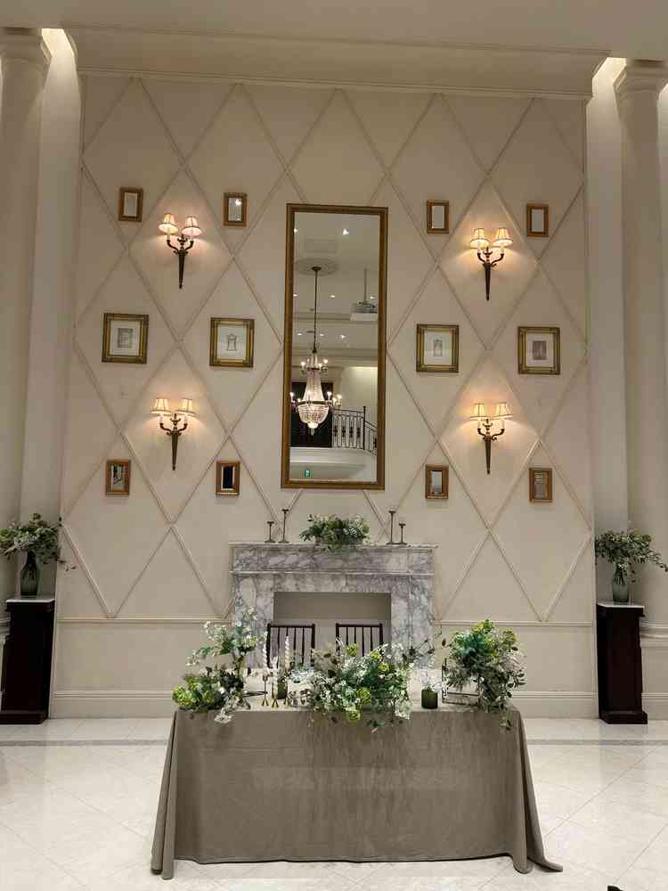 新郎新婦の席を撮ると鏡に反射してシャンデリアが見えるところがとてもキレイです。