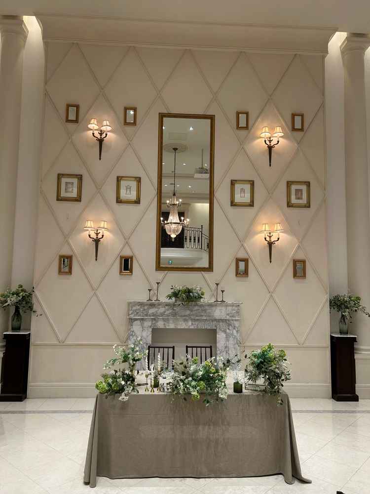 新郎新婦の席を撮ると鏡に反射してシャンデリアが見えるところがとてもキレイです。